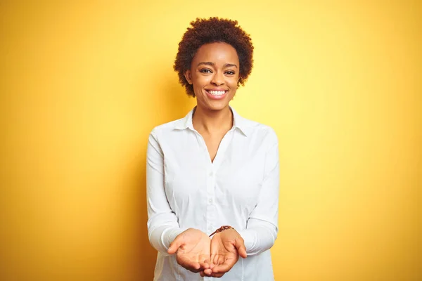 Mujer Negocios Afroamericana Sobre Fondo Amarillo Aislado Sonriendo Con Las — Foto de Stock