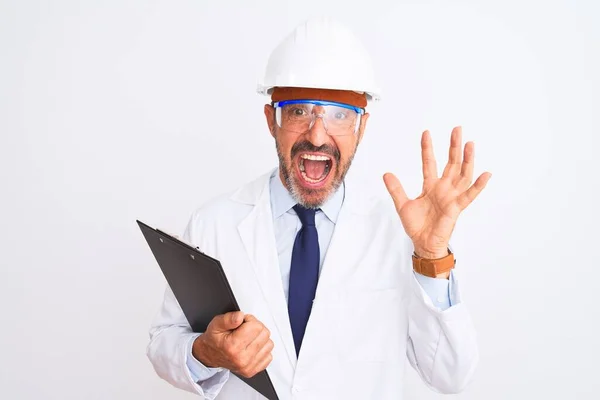 Starší Inženýr Muž Brýlemi Helmě Drží Podložku Nad Izolovaným Bílým — Stock fotografie