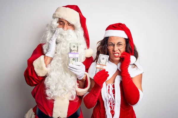 Casal Sênior Vestindo Traje Papai Noel Segurando Dólares Sobre Fundo — Fotografia de Stock