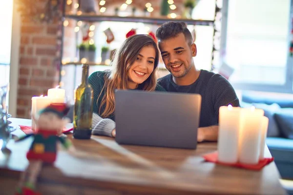 Junge Schöne Paar Sitzt Mit Laptop Weihnachtsdekoration Hause Mit Einem — Stockfoto