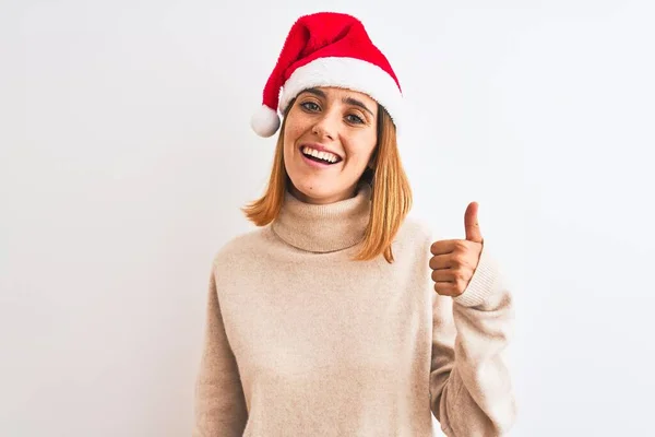 Красивая Рыжая Женщина Рождественской Шляпе Изолированном Фоне Делает Счастливые Большие — стоковое фото