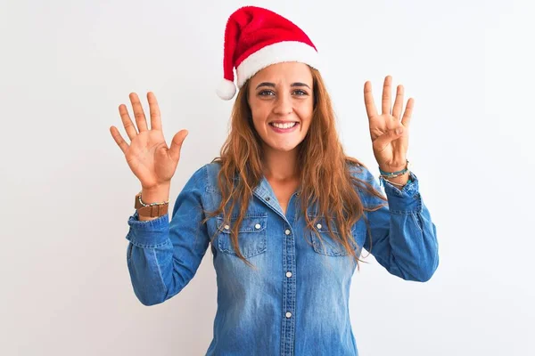 年轻美丽的红头发女人 头戴圣诞帽 头戴孤立的背景 露出九号手指 面带微笑 自信而快乐 — 图库照片