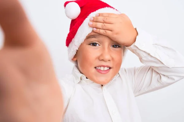 Schöner Kleiner Junge Mit Weihnachtsmannmütze Macht Selfie Vor Isoliertem Weißem — Stockfoto