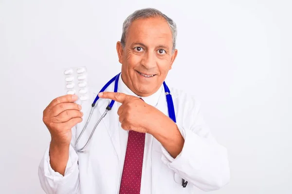 Senior Doctor Hombre Usando Estetoscopio Celebración Píldoras Sobre Aislado Blanco —  Fotos de Stock