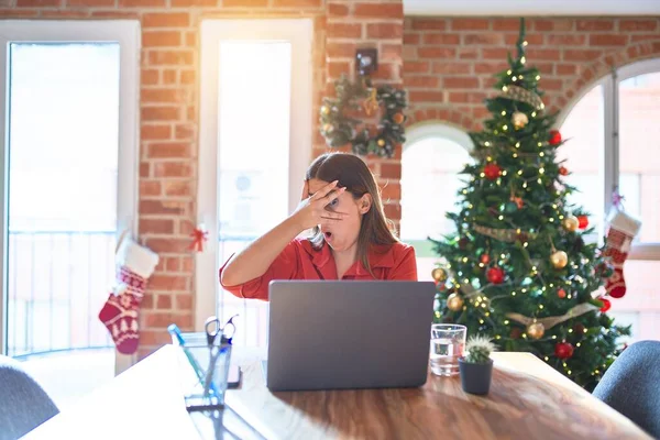 Schöne Frau Die Hause Tisch Mit Laptop Den Weihnachtsbaum Herum — Stockfoto