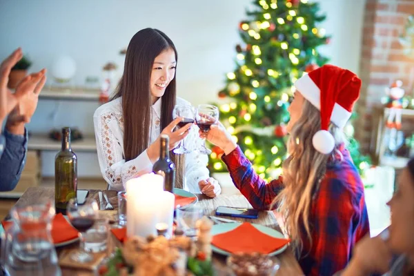 Famiglia Amici Cenare Casa Festeggiando Vigilia Natale Con Cibo Tradizionale — Foto Stock