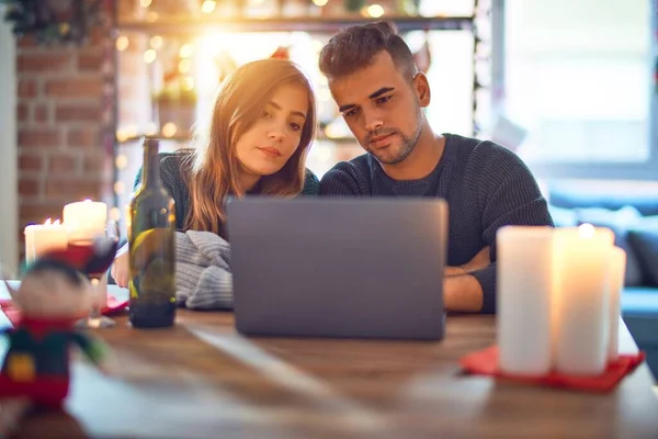 Young Beautiful Couple Sitting Using Laptop Christmas Decoration Home Relaxed — Stock Photo, Image