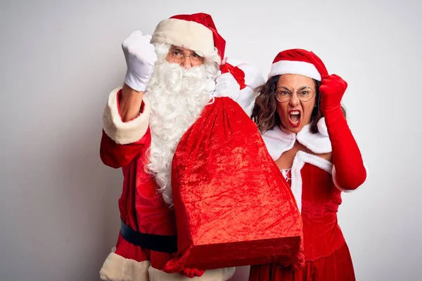 Seniorenpaar Weihnachtsmann Kostüm Mit Sack Vor Isoliertem Weißen Hintergrund Genervt — Stockfoto