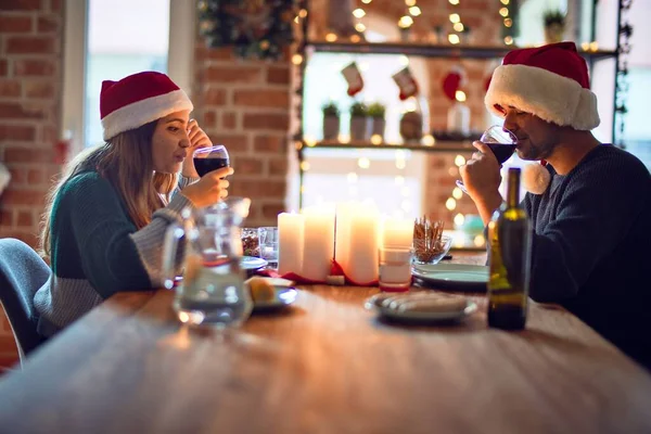 Junges Schönes Paar Das Glücklich Und Zuversichtlich Lächelt Essen Und — Stockfoto