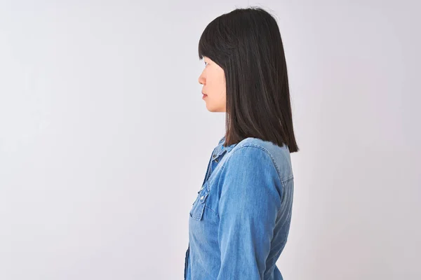 Jonge Mooie Chinese Vrouw Dragen Denim Shirt Geïsoleerde Witte Achtergrond — Stockfoto