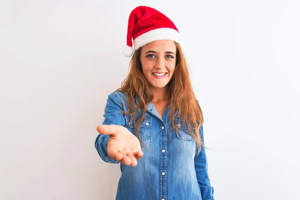 Joven Hermosa Pelirroja Vistiendo Sombrero Navidad Sobre Fondo Aislado Sonriente —  Fotos de Stock