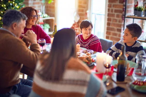 Mooie Familie Glimlachend Gelukkig Zelfverzekerd Geroosterde Kalkoen Eten Kerstmis Thuis — Stockfoto