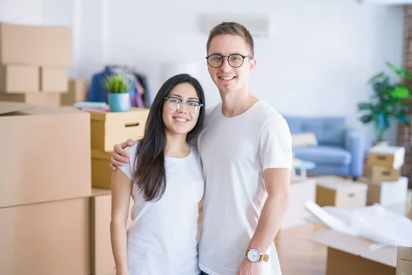 Jovem Belo Casal Feliz Nova Casa Durante Realocação — Fotografia de Stock