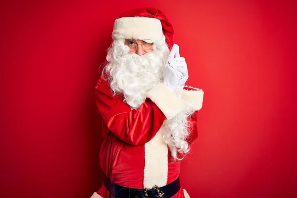 Středního Věku Pohledný Muž Kostýmu Santa Stojí Nad Izolovaným Červeným — Stock fotografie