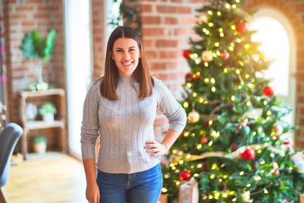 Νεαρή Όμορφη Γυναίκα Στέκεται Χαρούμενο Πρόσωπο Γύρω Από Χριστουγεννιάτικο Δέντρο — Φωτογραφία Αρχείου