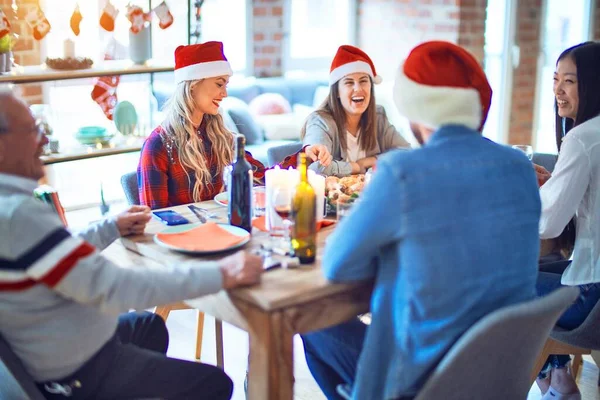 Mooie Familie Draagt Kerstman Hoed Vergadering Glimlachend Gelukkig Vol Vertrouwen — Stockfoto