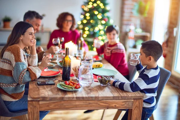 Hermosa Familia Sonriendo Feliz Confiada Niño Pie Sosteniendo Taza Agua —  Fotos de Stock