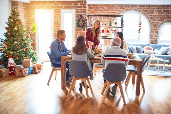 Mooie Familie Bijeenkomst Glimlachend Gelukkig Vol Vertrouwen Carving Geroosterde Kalkoen — Stockfoto