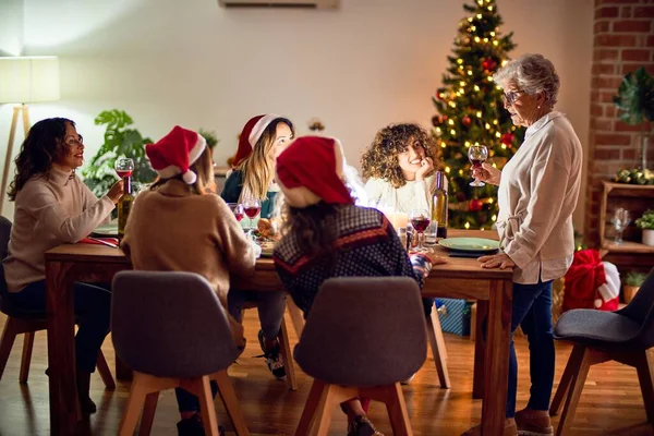 Schöne Gruppe Von Frauen Die Glücklich Und Zuversichtlich Lächeln Einer — Stockfoto