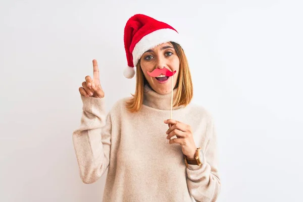 Hermosa Pelirroja Con Sombrero Navidad Con Bigote Fingido Sobre Fondo —  Fotos de Stock