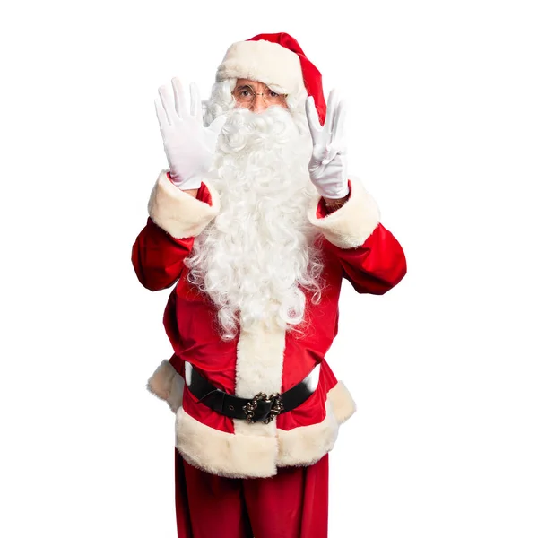 산타클로스 복장을 수염을 중년의 잘생긴 자신감 행복하게 웃으면서 손가락 있었다 — 스톡 사진