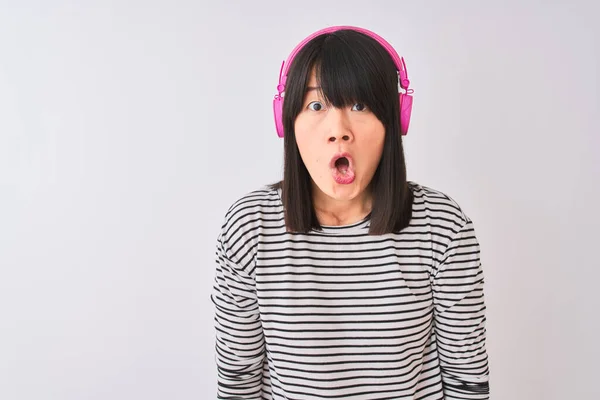 Chinese Vrouw Luisteren Naar Muziek Met Behulp Van Roze Koptelefoon — Stockfoto
