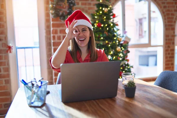 Schöne Frau Die Tisch Sitzt Und Mit Laptop Arbeitet Und — Stockfoto