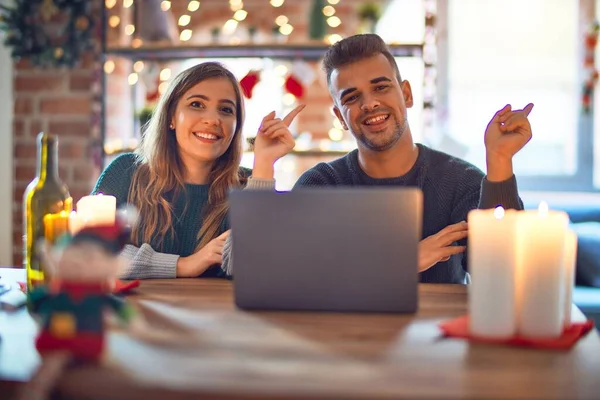 Junges Schönes Paar Sitzt Mit Laptop Die Weihnachtsdekoration Hause Mit — Stockfoto