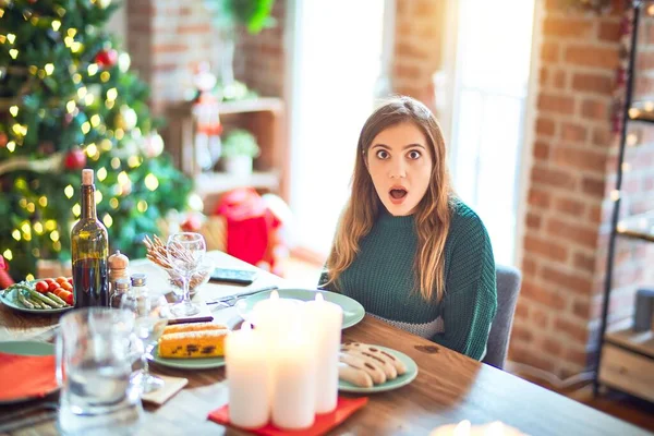 Jonge Mooie Vrouw Zitten Eten Rond Kerstboom Thuis Bang Geschokt — Stockfoto