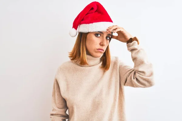 Belle Femme Rousse Portant Chapeau Noël Sur Fond Isolé Inquiète — Photo