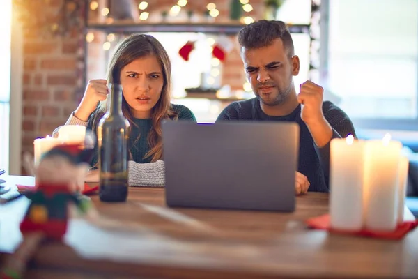 Junge Schöne Paar Sitzt Mit Laptop Weihnachtsdekoration Hause Wütend Und — Stockfoto