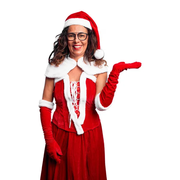 Mulher Meia Idade Vestindo Traje Papai Noel Sorrindo Alegre Apresentando — Fotografia de Stock