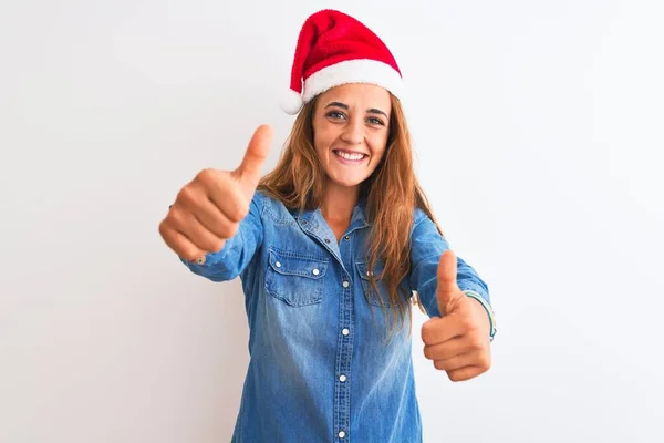 Jonge Mooie Roodharige Vrouw Draagt Kerst Hoed Geïsoleerde Achtergrond Goed — Stockfoto