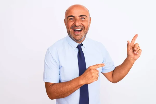 Biznesmen Średnim Wieku Ubrany Krawat Stojący Nad Białym Tłem Uśmiechnięty — Zdjęcie stockowe