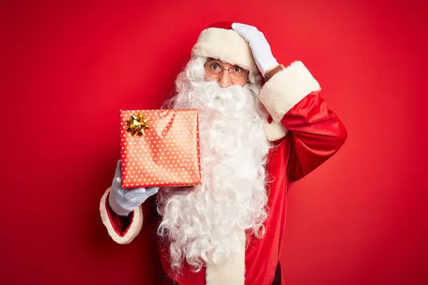 Μεσήλικας Άνδρας Φορώντας Κοστούμι Άγιος Βασίλης Κρατώντας Δώρο Πάνω Από — Φωτογραφία Αρχείου