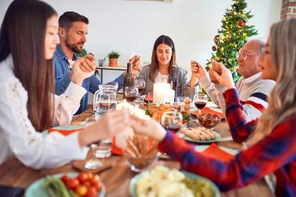 笑顔と自信に満ちた美しい家族会議 家でクリスマスを祝うロースト七面鳥を食べる前に手を取り合って祈る — ストック写真