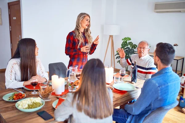 Beautiful Family Meeting Smiling Happy Confident Speaking Speech Eating Roasted — Stock Photo, Image