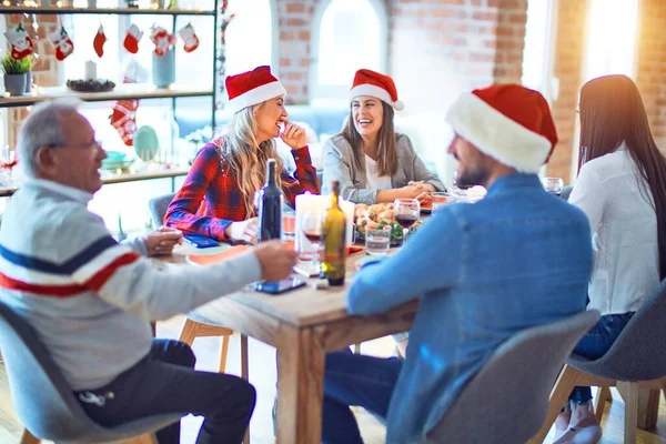 Bella Famiglia Indossa Cappello Babbo Natale Incontro Sorridente Felice Fiducioso — Foto Stock