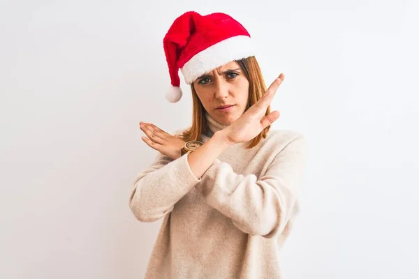 漂亮的红头发女人头戴圣诞礼帽 头戴孤立的背景拒绝表情 交叉着双臂做着负面手势 满脸怒容 — 图库照片