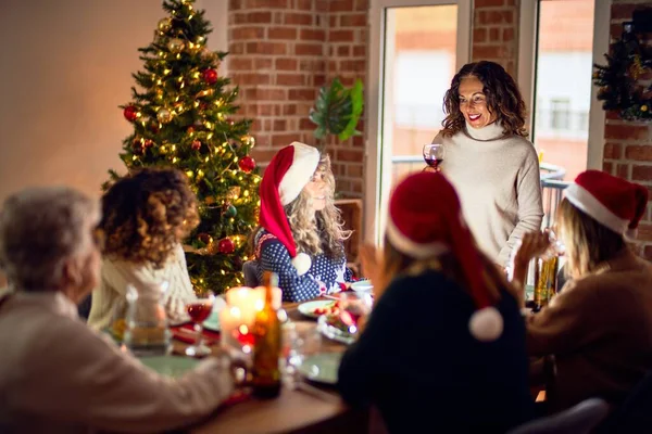 女性の美しいグループの幸せと自信を笑顔 自宅でクリスマスを祝うワインのスピーチのカップを保持している彼らの上に — ストック写真