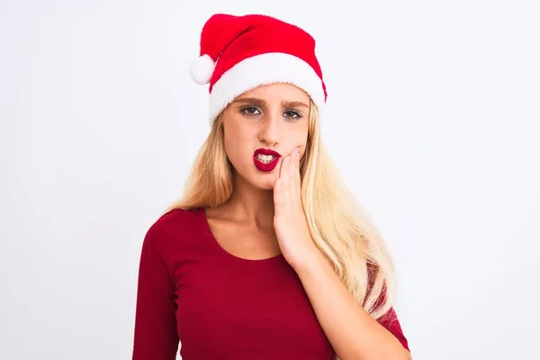 歯痛や歯の病気のために痛みを伴う式で手で口に触れる隔離された白い背景にクリスマスのサンタの帽子を身に着けている若い美しい女性 歯医者の概念 — ストック写真