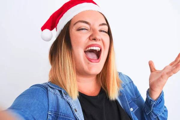 Schöne Frau Mit Weihnachtsmütze Macht Selfie Auf Isoliertem Weißen Hintergrund — Stockfoto