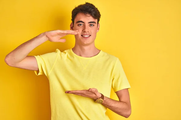 Teenager Chlapec Sobě Žluté Tričko Přes Izolované Pozadí Gestikulující Rukama — Stock fotografie