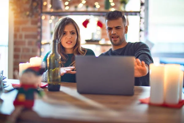 Junge Schöne Paar Sitzt Mit Laptop Weihnachtsdekoration Hause Ängstlich Und — Stockfoto