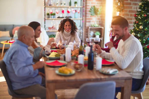 Mutlu Kendinden Emin Gülümseyen Güzel Bir Aile Kızarmış Hindi Yemek — Stok fotoğraf