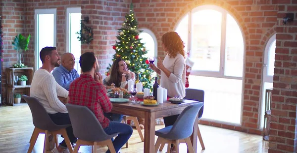 Bella Famiglia Sorridente Felice Fiducioso Donna Che Pronuncia Discorso Che — Foto Stock