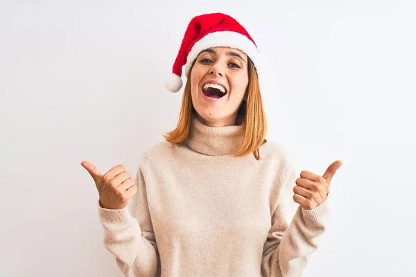 Mooie Roodharige Vrouw Draagt Kerstmuts Geïsoleerde Achtergrond Succes Teken Doet — Stockfoto