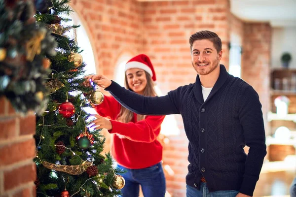 Jovem Casal Bonito Sorrindo Feliz Confiante Torno Árvore Natal Casa — Fotografia de Stock