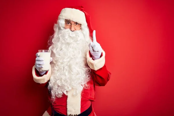 Starší Muž Kostýmu Santa Clause Drží Sklenici Mléka Izolovaném Červeném — Stock fotografie