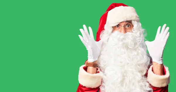 Homem Bonito Meia Idade Vestindo Traje Papai Noel Barba Celebrando — Fotografia de Stock